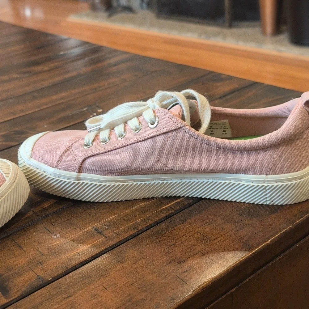 Cariuma OCA Low Sneaker